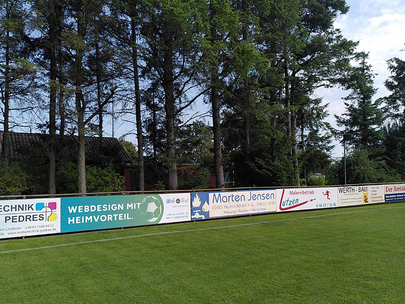 Bandenwerbung im Niko-Nissen-Stadion